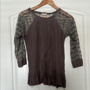 Buckle (Hyde Park from Buckle) Lace Sleeve Tunic Top - Brown and Gray